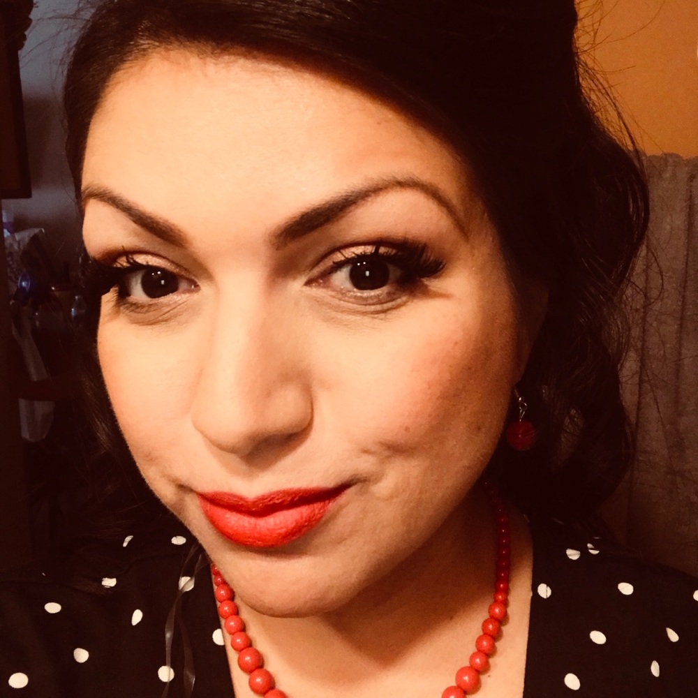 Meet your Posher, Mona